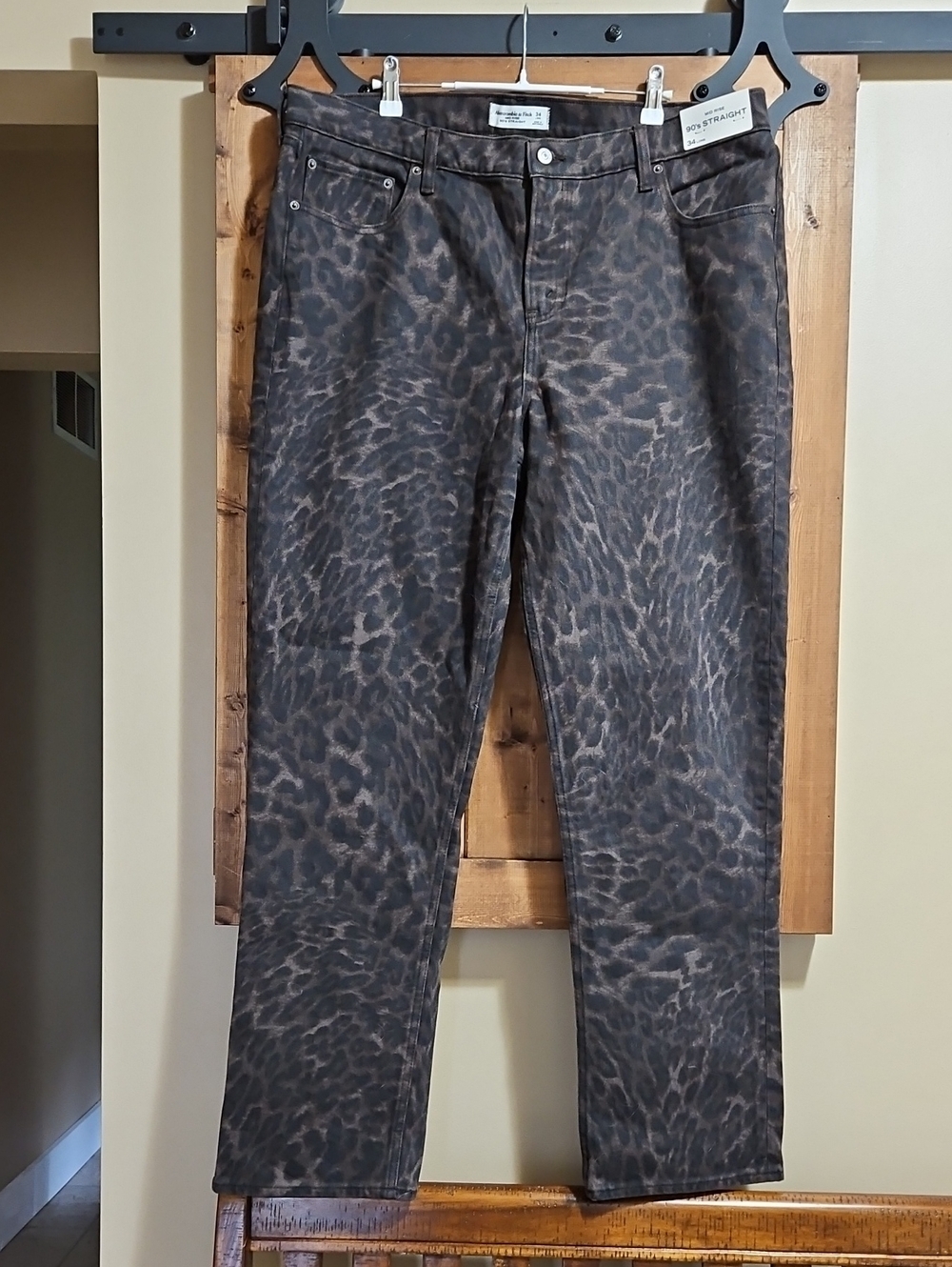 A&F Mid Rise 90s Straight Leopard Print Jean 34 Long